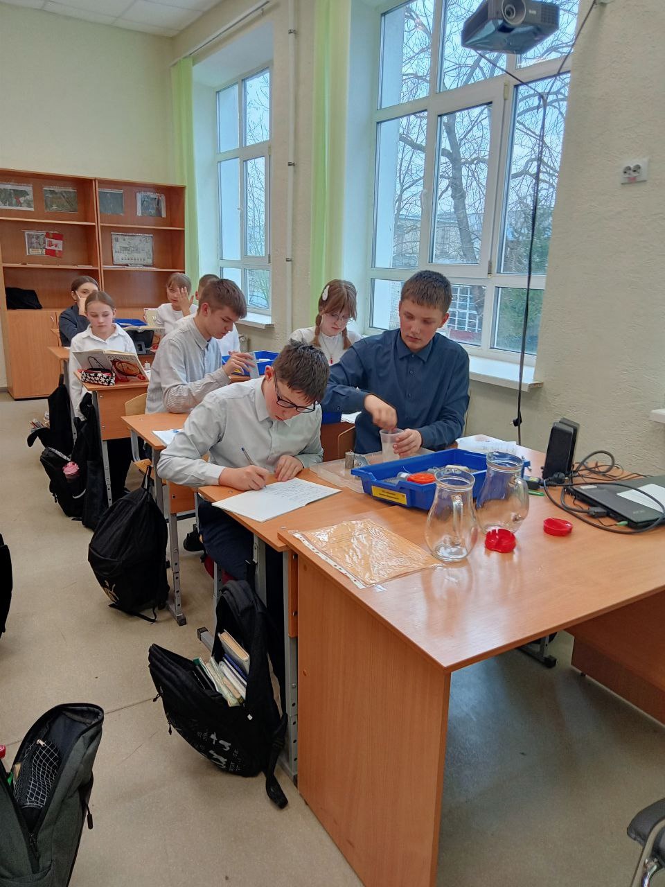 День лабораторий Открытый практикум по физике Лабораторная работа Определение выталкивающей силы в 7-х  классах с применением оборудования Точки Роста.