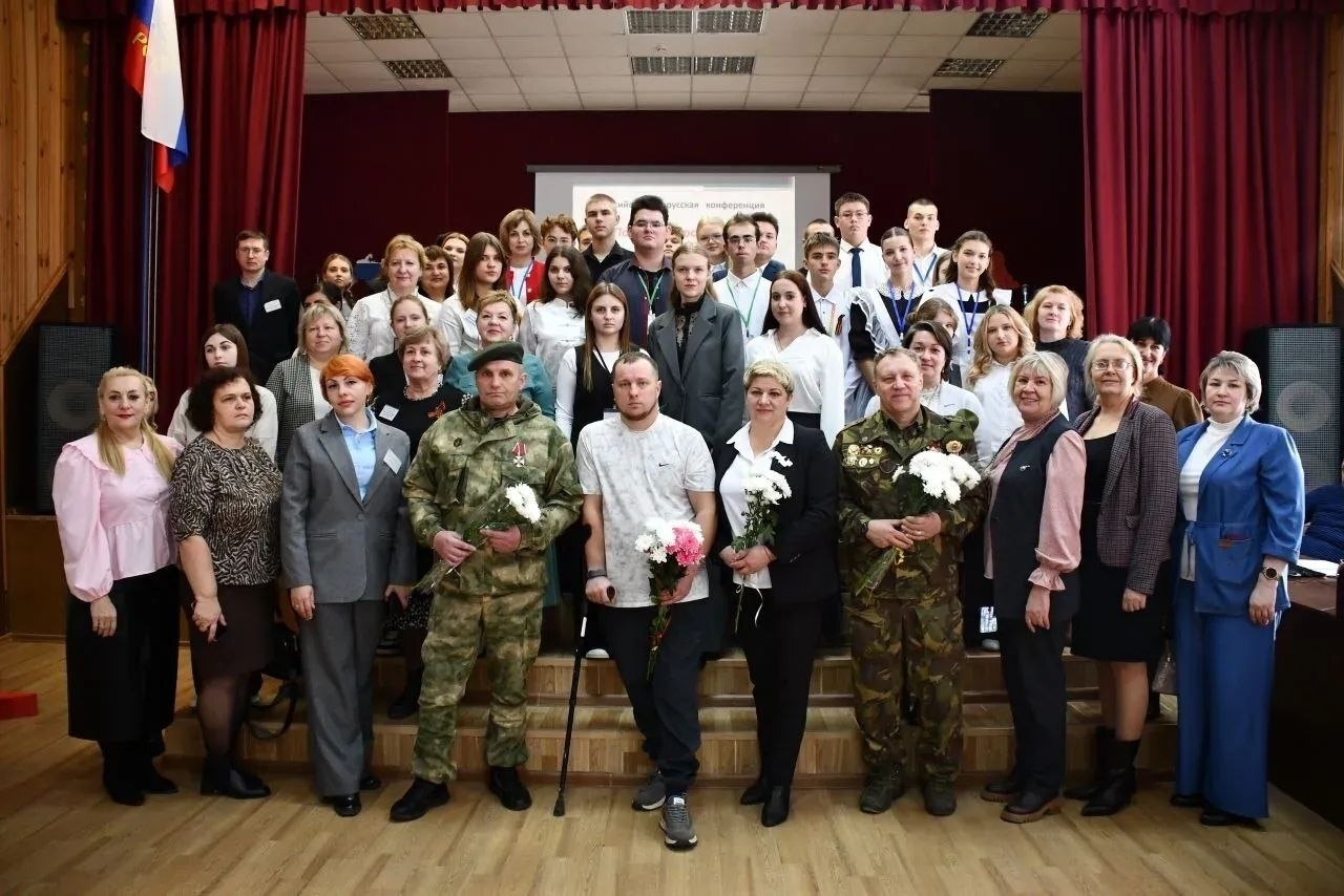 "Подвигу народа жить".