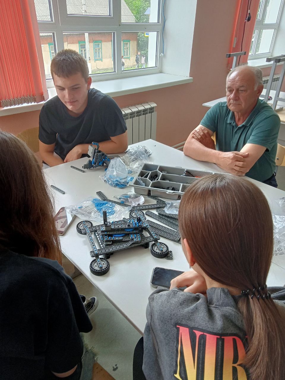 Летняя практика робототехники: практикум Clawbot IQ.